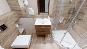 Apartamento, 2 quartos | Banheiro | Chuveiro, produtos de toalete grátis, secador de cabelo