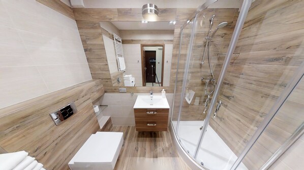 Departamento superior | Baño | Regadera, amenidades de baño gratuitas, secadora de cabello, toallas 