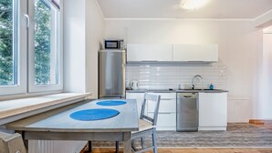 Suite Premium, 1 habitación, para no fumadores, cocineta | Cocineta privada | Refrigerador, microondas, tetera eléctrica y utensilios de cocina 
