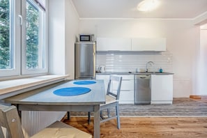 Refrigerador, microondas, tetera/pava eléctrica, utensilios de cocina