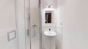 Apartment | Bathroom | Shower, free toiletries, hair dryer, towels - Rint - Centrum Wieniawska (Lublin)