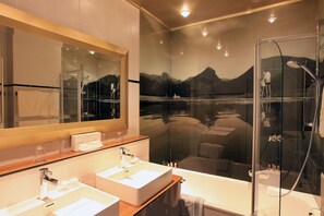 Appartement, 2 slaapkamers, uitzicht op meer (7 min from main building) | Badkamer | Gratis toiletartikelen, een haardroger, pantoffels, handdoeken