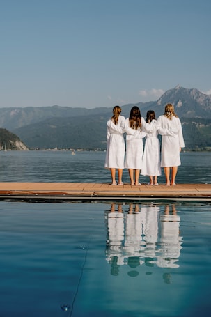 Una piscina techada, una piscina al aire libre