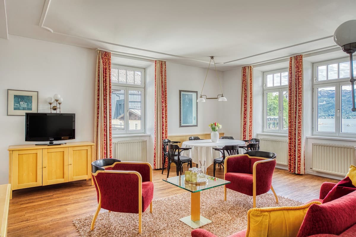 Appartement, 2 chambres, vue lac (7 min from main building) | Coin séjour