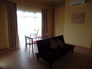 Twin Room, 1 Bedroom (Chocolate) | Living area