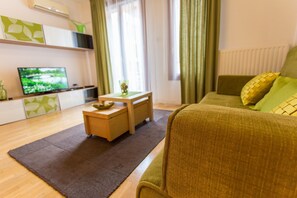 Apartamento estándar, 1 habitación, terraza (Olive) | Sala de estar | Televisión LED de 82 cm con canales por cable, una televisión