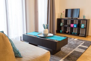 Apartamento estándar, 1 habitación (Aqua) | Sala de estar | Televisión LED de 82 cm con canales por cable, una televisión
