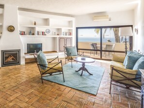 Leilighet, 2 soverom, sjøutsikt, sjøvendt | Oppholdsrom | En 80-centimeters LCD-TV med Parabol-TV samt TV og peis