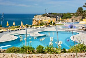 2 piscinas al aire libre (de 09:00 a 19:00), sombrillas, tumbonas