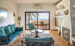 Leilighet, 1 soverom, sjøutsikt, sjøvendt | Oppholdsrom | En 80-centimeters LCD-TV med Parabol-TV samt TV og peis