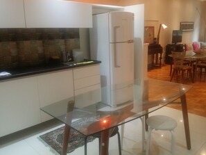 Refrigerador, microondas, utensilios de cocina
