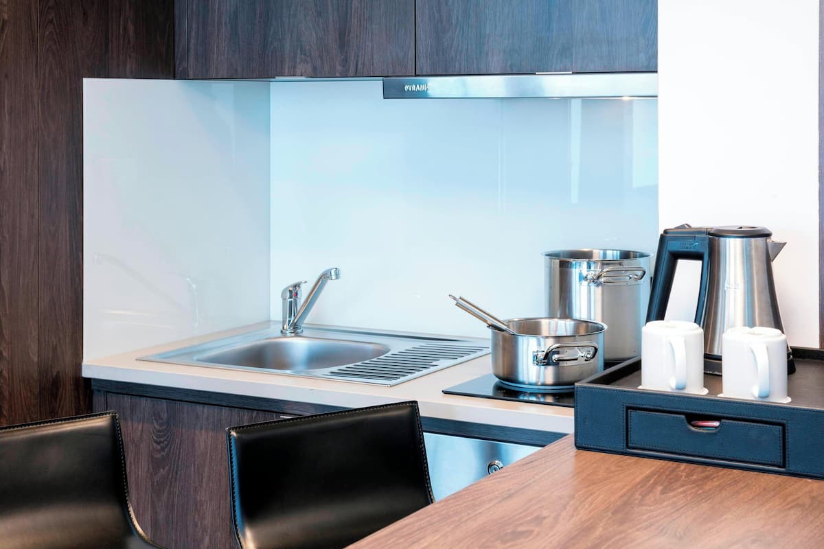 Habitación, 1 cama de matrimonio grande, no fumadores | Cocina privada | Frigorífico, cafetera o tetera y hervidor eléctrico