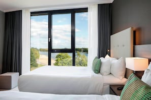 Zimmer, 2 Einzelbetten, Seeblick (Lake View) | Pillowtop-Betten, Zimmersafe, Schreibtisch, schallisolierte Zimmer