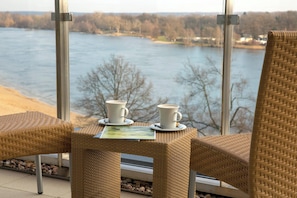 Suite, 1 King-Bett, Seeblick (Balcony) | Pillowtop-Betten, Zimmersafe, Schreibtisch, schallisolierte Zimmer