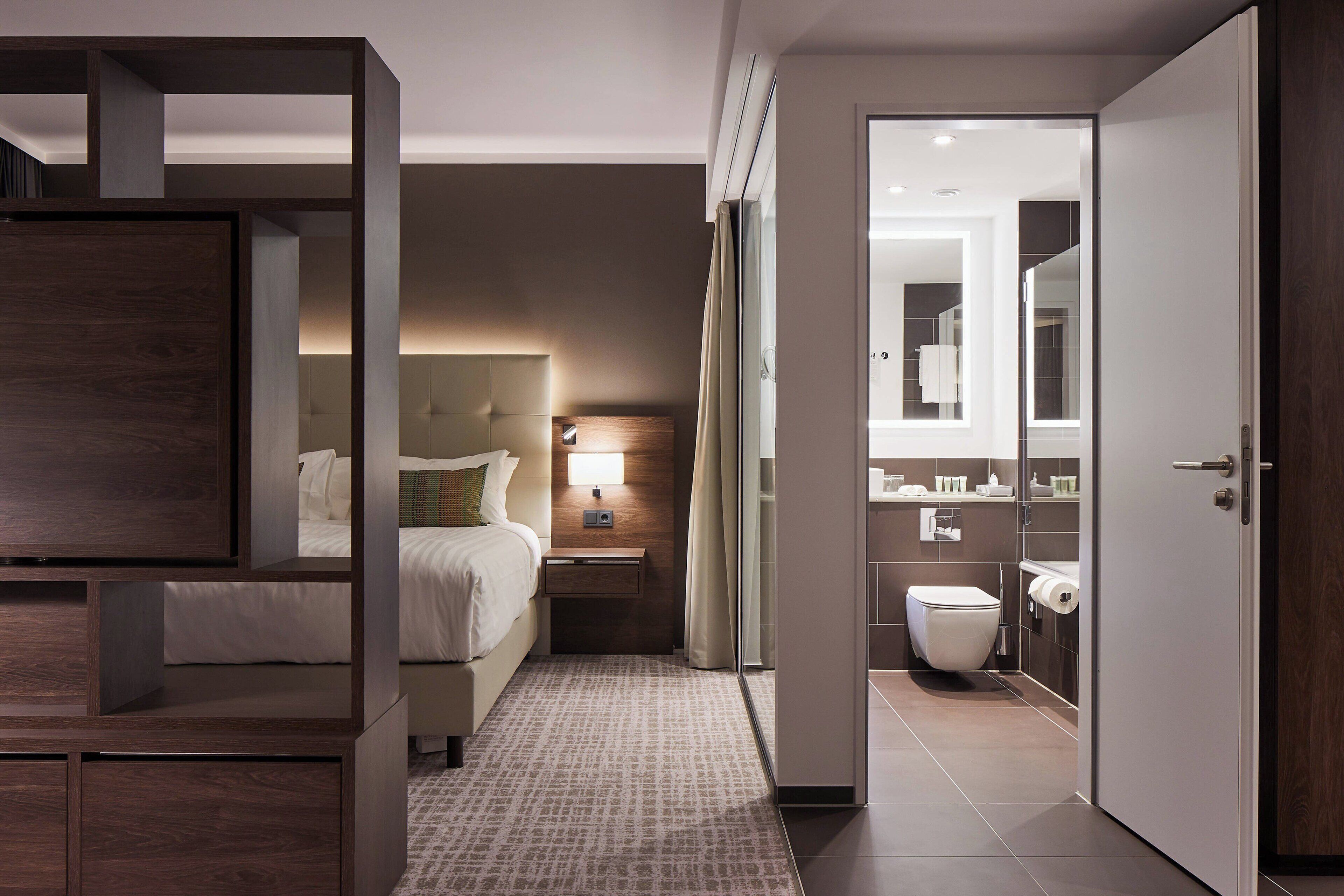 room, 1 king bed, non smoking | 1 bedroom, pillow-top beds, in-room safe, desk