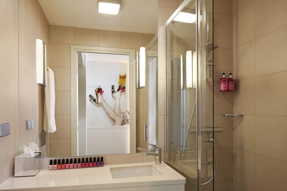 shower, free toiletries, hair dryer, towels