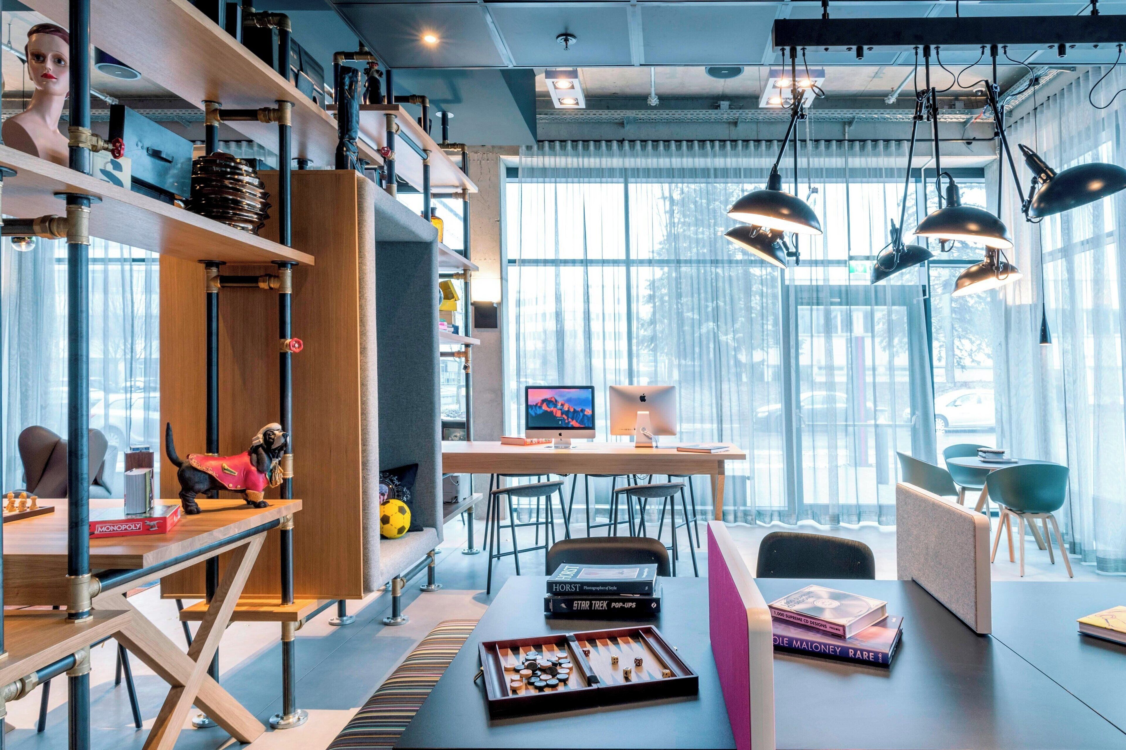 Een moderne kantoorruimte met een bureau, stoelen en planken.