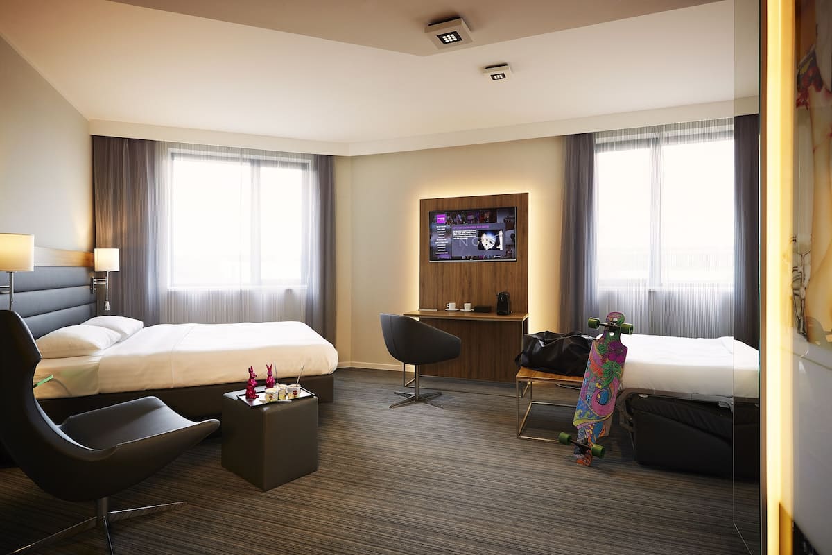 family room, 1 queen bed with sofa bed, non smoking | hypo-allergenic bedding, blackout curtains, soundproofing