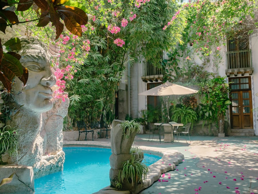 Una piscina al aire libre, sillones reclinables de piscina