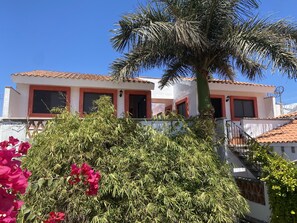 舒适套房, 1 张特大床和 1 张沙发床 | 花园景观