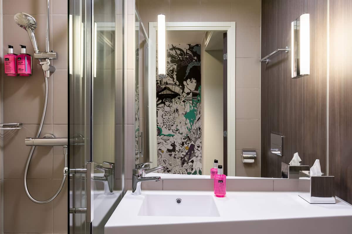 shower, free toiletries, hair dryer, towels