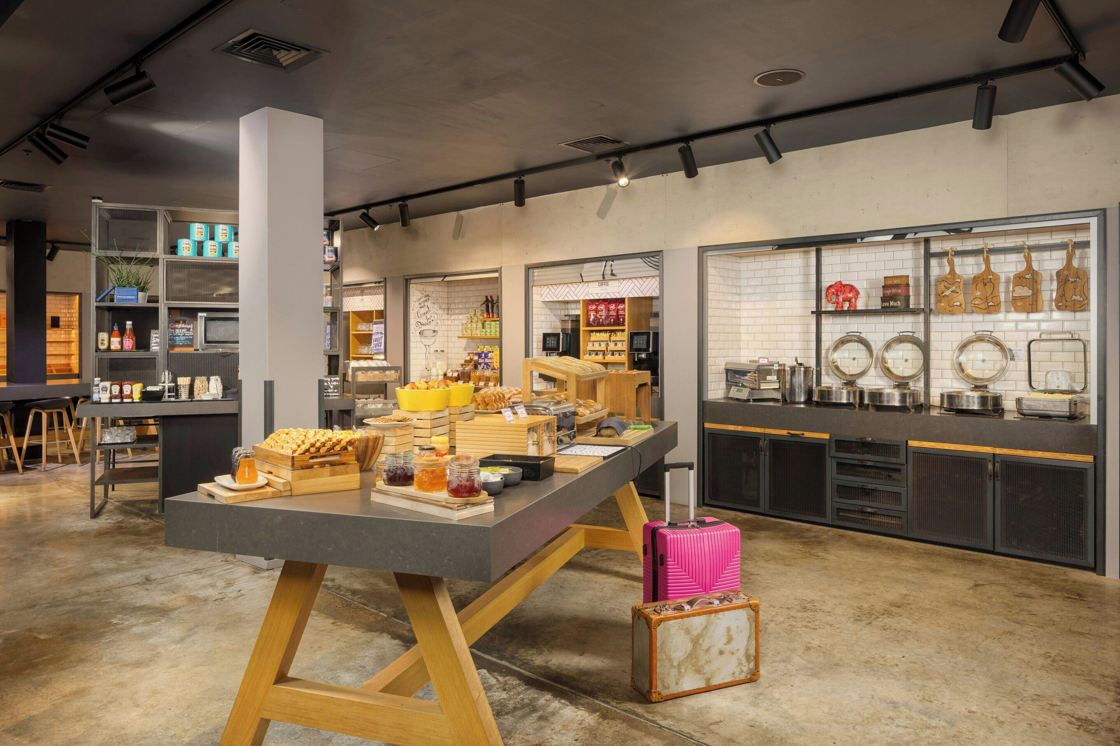 Une cuisine moderne dotée de plans de travail en bois, d’un îlot central et de divers appareils de cuisine.