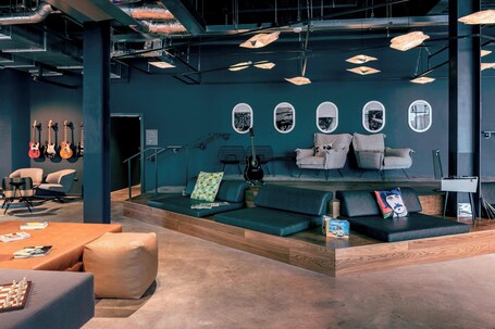 MOXY London Heathrow Airport - view 3