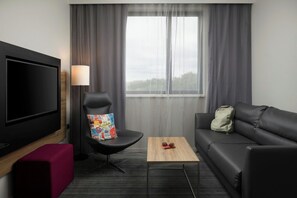 家庭客房, 1 張加大雙人床和 1 張沙發床 | 低過敏寢具、書桌、隔音、熨斗/熨衣板