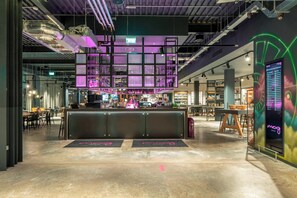 Reception - MOXY London Heathrow Airport (Hounslow)