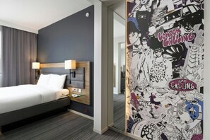 Hypo-allergenic bedding, desk, soundproofing, iron/ironing board - MOXY London Heathrow Airport (Hounslow)