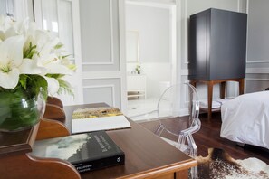 Kahden hengen premium-huone (yksi tai kaksi sänkyä) | Ylelliset vuodevaatteet, untuvapeitot, tallelokero huoneessa, työpöytä