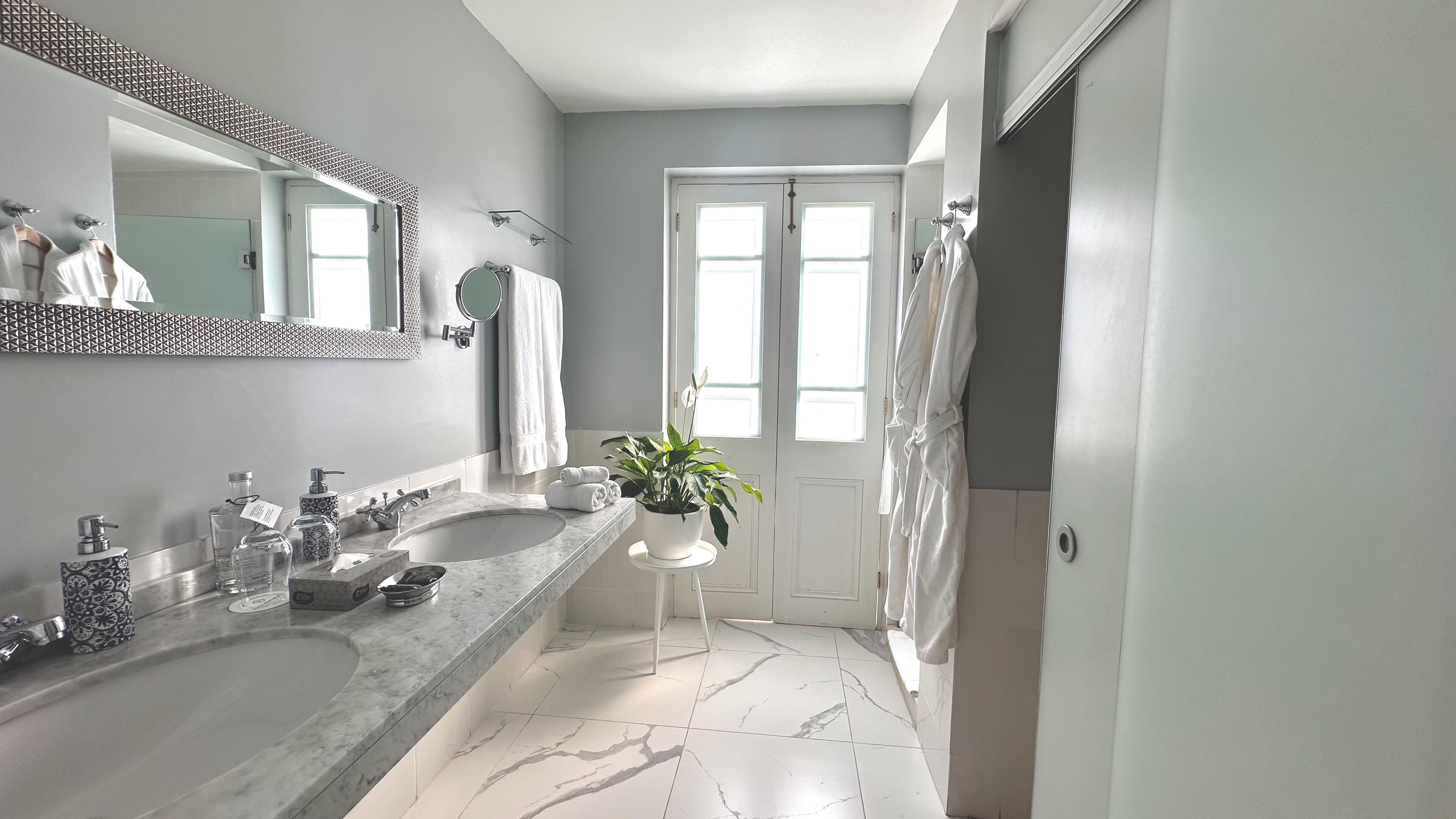 suite, garden view | bathroom | free toiletries, hair dryer, slippers, towels