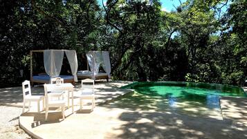 Outdoor pool, free pool cabanas, pool loungers