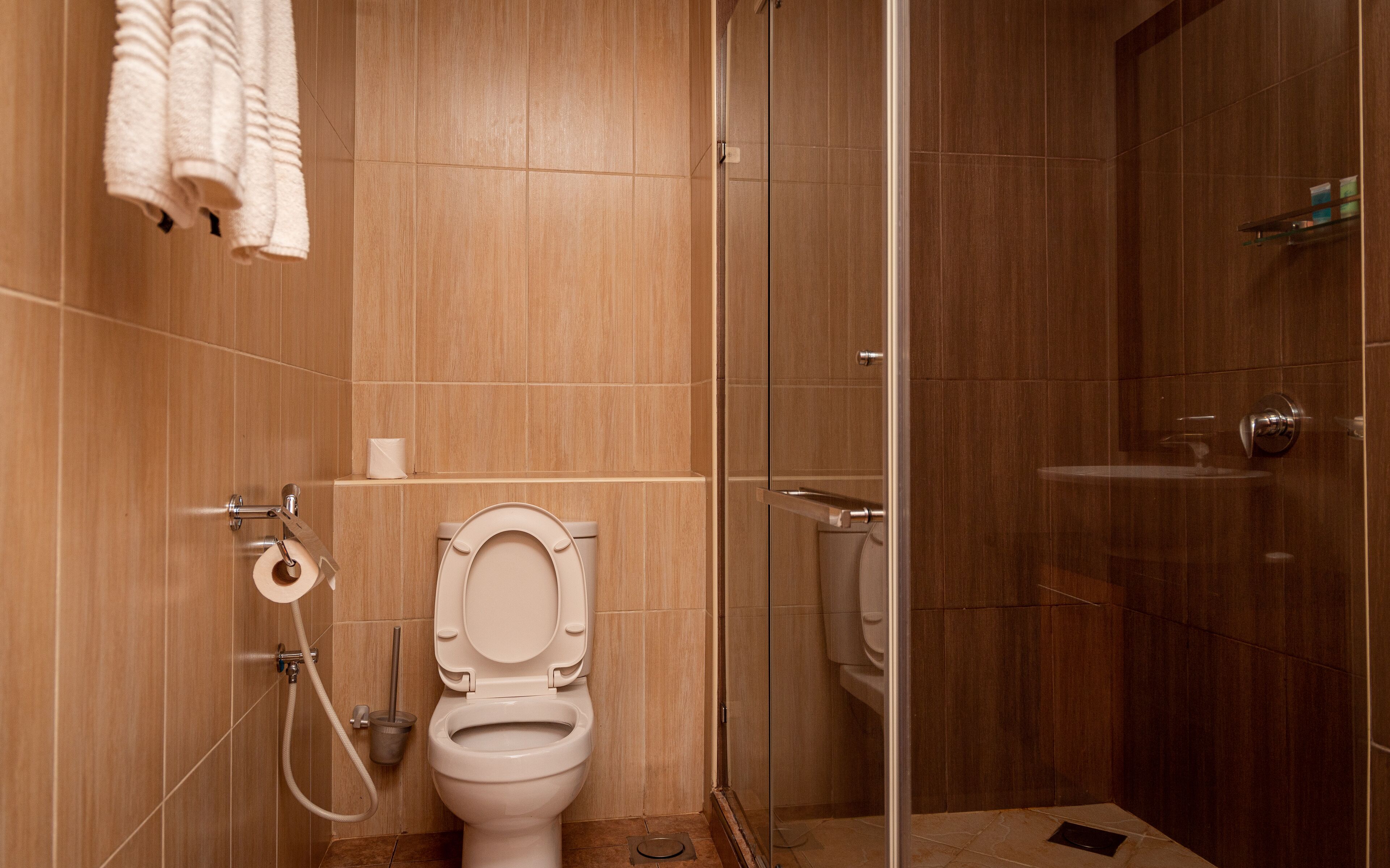 standard room | bathroom | deep-soaking bathtub, free toiletries, towels