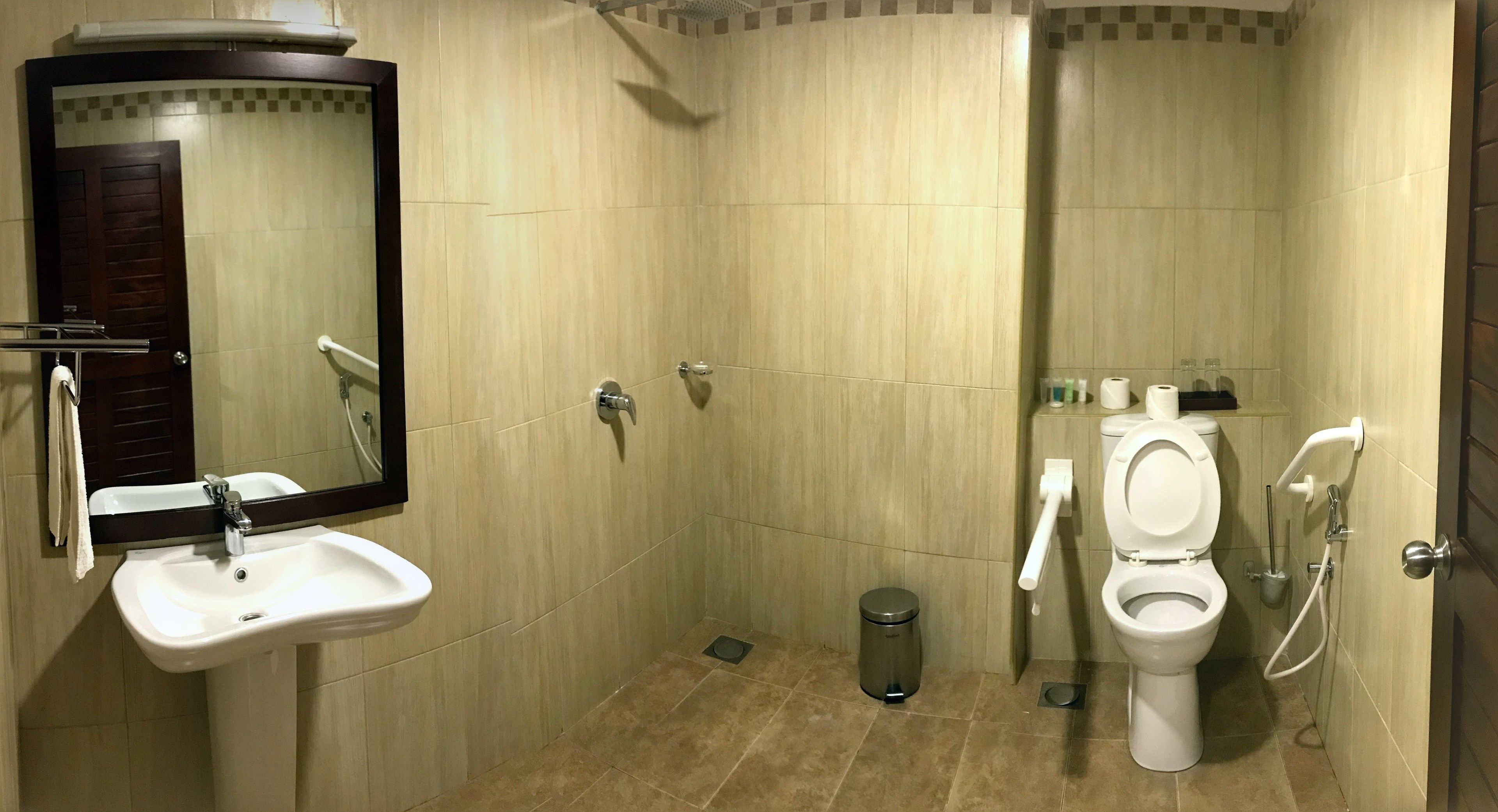 accessible room | bathroom | deep-soaking bathtub, free toiletries, towels