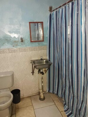Dusche, kostenlose Toilettenartikel, Handtücher