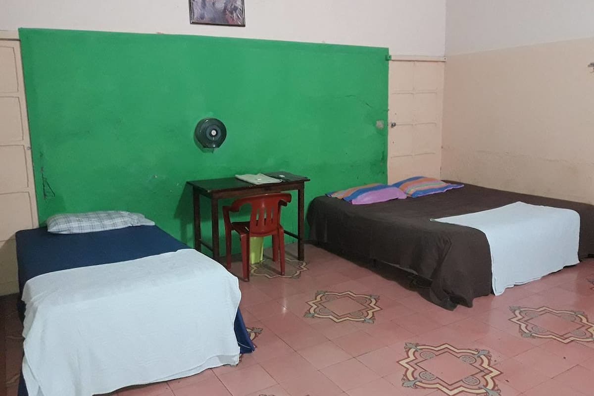 Vierbettzimmer, 2 Queen-Betten, eigenes Bad | 1 Schlafzimmer, hochwertige Bettwaren, kostenloses WLAN