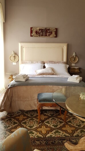 1 makuuhuone, ylelliset vuodevaatteet, tallelokero huoneessa