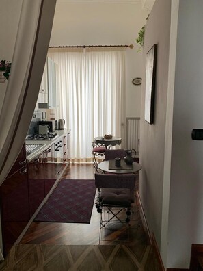 Jääkaappi, mikroaaltouuni, kahvin-/teenkeitin, vedenkeitin