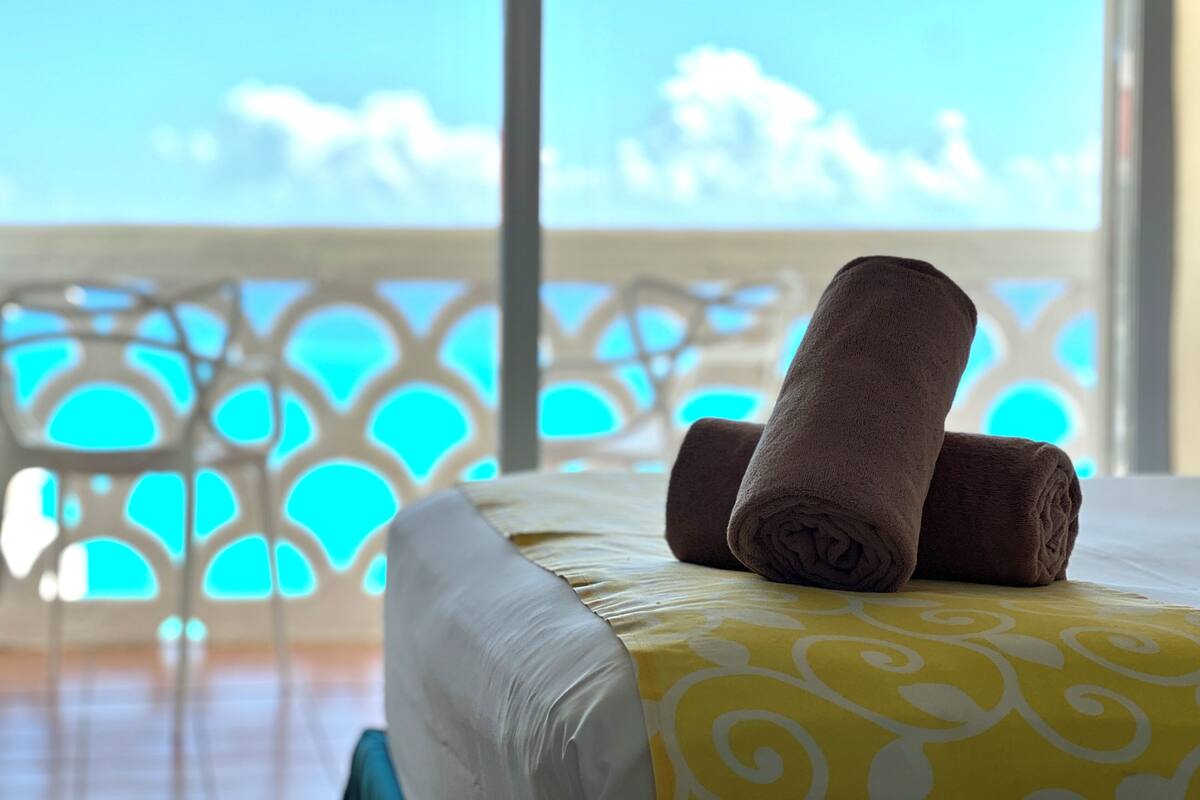 Suite estudio Deluxe, balcón, vistas al mar | Ropa de cama de alta calidad, colchones viscoelásticos, minibar