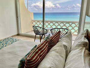 OCEAN FRONT BEACH CONDOMINIUM - PANORAMIC VIEW WITH BALCONY | Premium bedding, memory foam beds, minibar, in-room safe - Ocean View Apartments (Cancun)