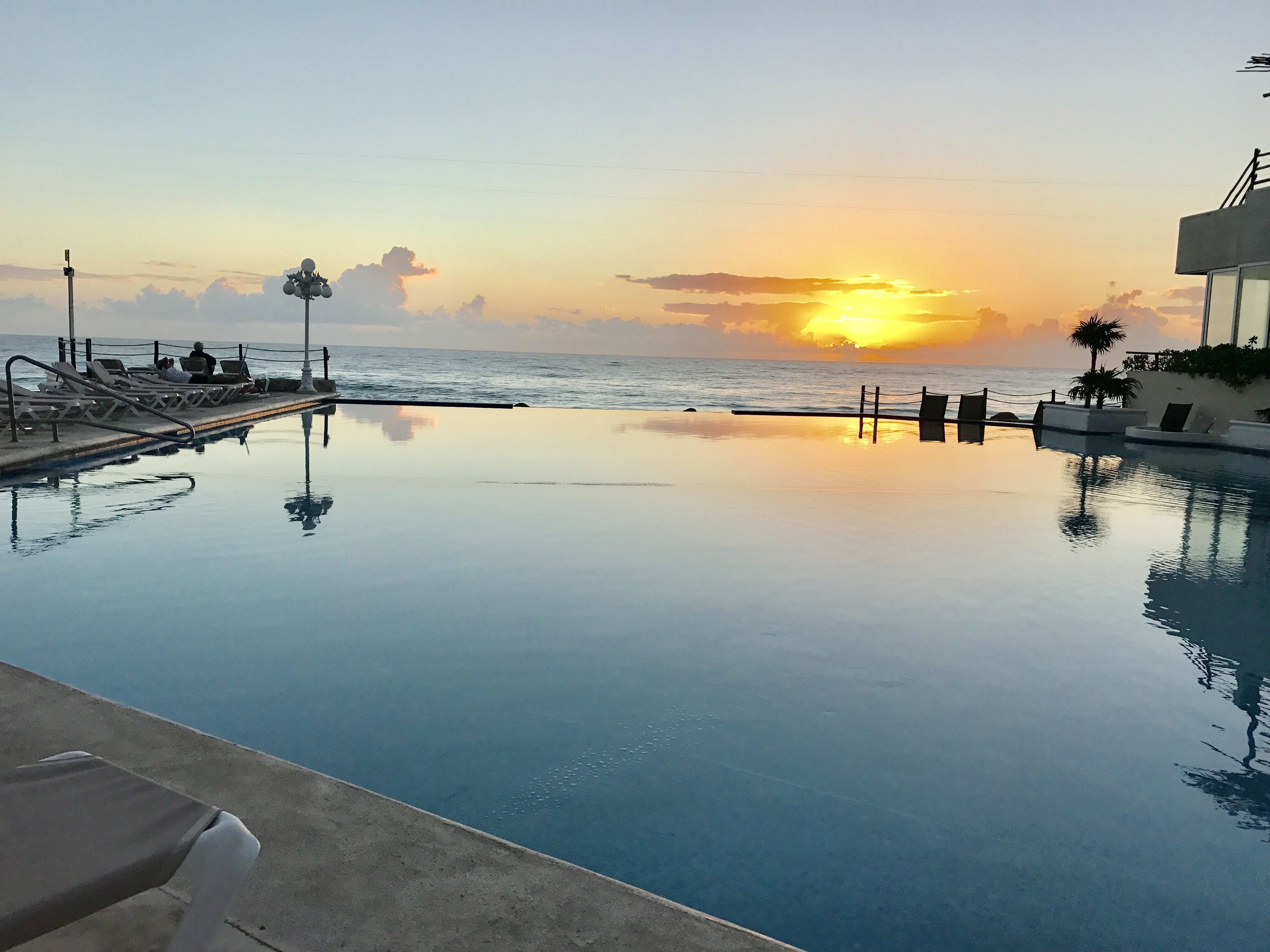 Außenpool, Sonnenschirme, Liegestühle