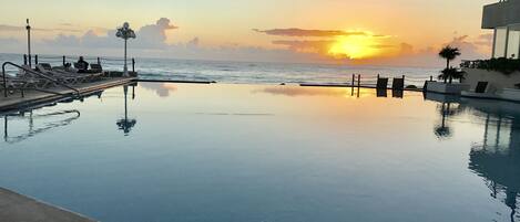 Außenpool, Sonnenschirme, Liegestühle