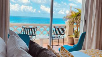 INCREIBLE VISTA AL MAR cb | Ropa de cama de alta calidad, camas con efecto memoria y minibar