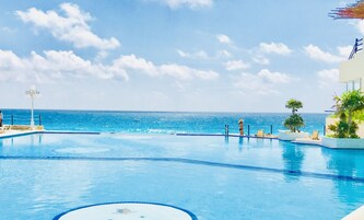 Piscina all'aperto, ombrelloni da piscina, lettini