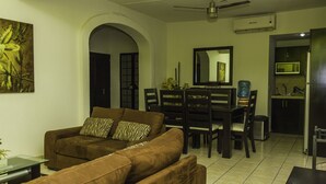 Condo familiar, 2 habitaciones, vista al mar | Área de sala de estar | Televisión de pantalla plana de 32 pulgadas con canales por cable 