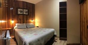 Standard Double Room, 1 Double Bed, Private Bathroom | Egyptian cotton sheets, premium bedding, individually decorated - Hostal Graciela (Pucón)