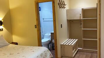 Habitació familiar, diversos llits, bany privat | Llençols de cotó egipci i roba de llit d'alta qualitat