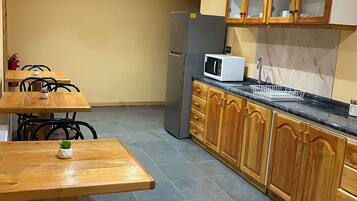 Refrigerador em uma área comum, micro-ondas em uma área comum