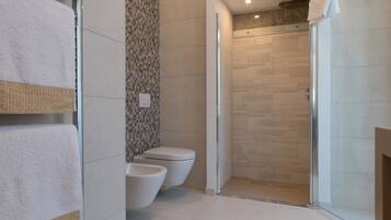 Superior Room | Bathroom | Shower, free toiletries, hair dryer, bidet